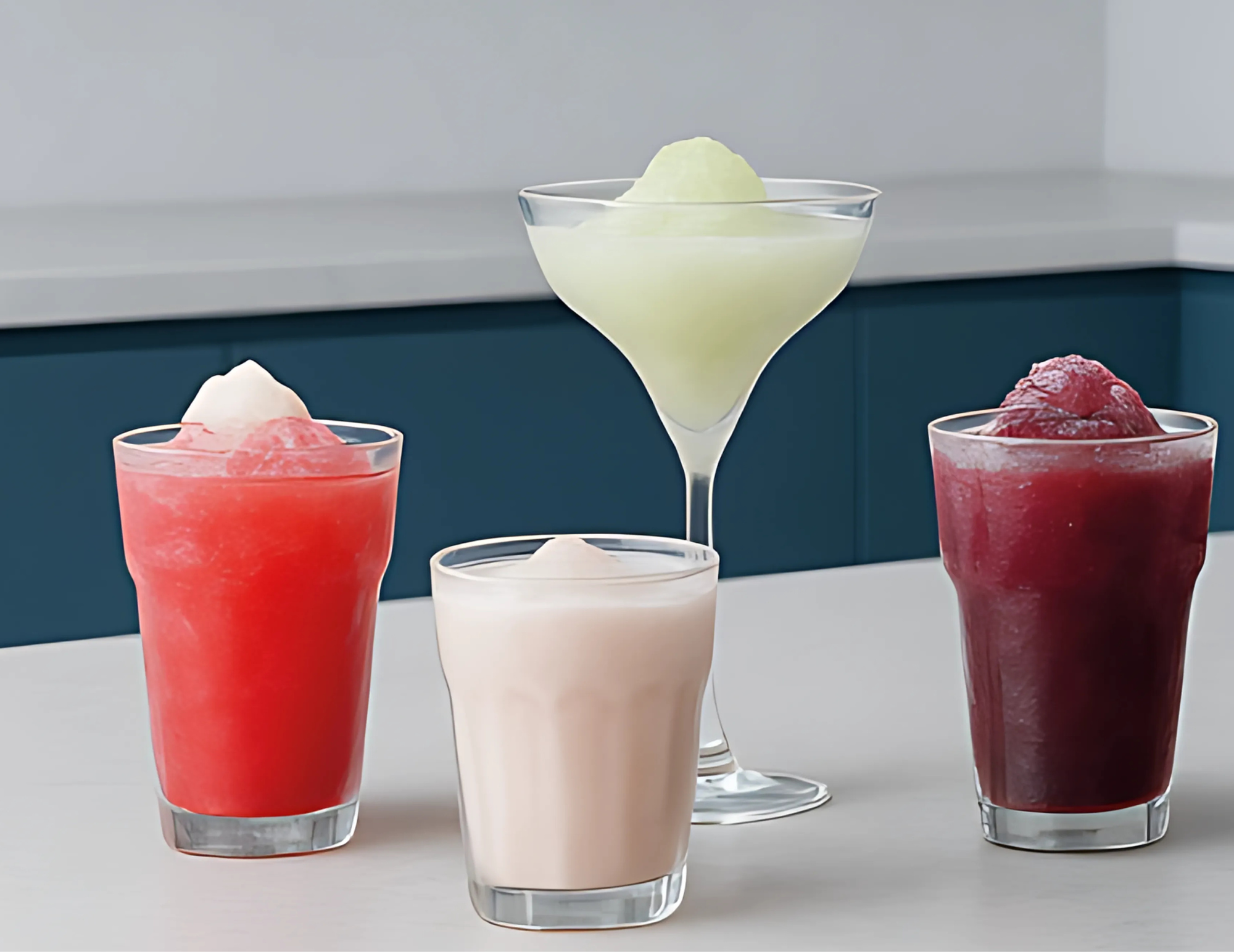 Einfache Zubereitung
Zutaten einfüllen:
Wähle deinen Lieblingssaft, Milch, Sirup, Kaffee oder ein Mix-Getränk. Einfach direkt in den Behälter geben – kein Eiswürfel nötig!
Programm wählen:
Mit einem Klick entscheidest du: Slush, Spiked Slush, Milchshake, Frappé, kaltes Getränk oder Frozen Cocktail.
Starten & zurücklehnen:
Knopfdruck genügt! Die SuperSlush kühlt und mixt alles vollautomatisch. Je nach Programm in nur 15–60 Minuten fertig.
Genießen:
Der fertige Slush kommt direkt in dein Glas – cr