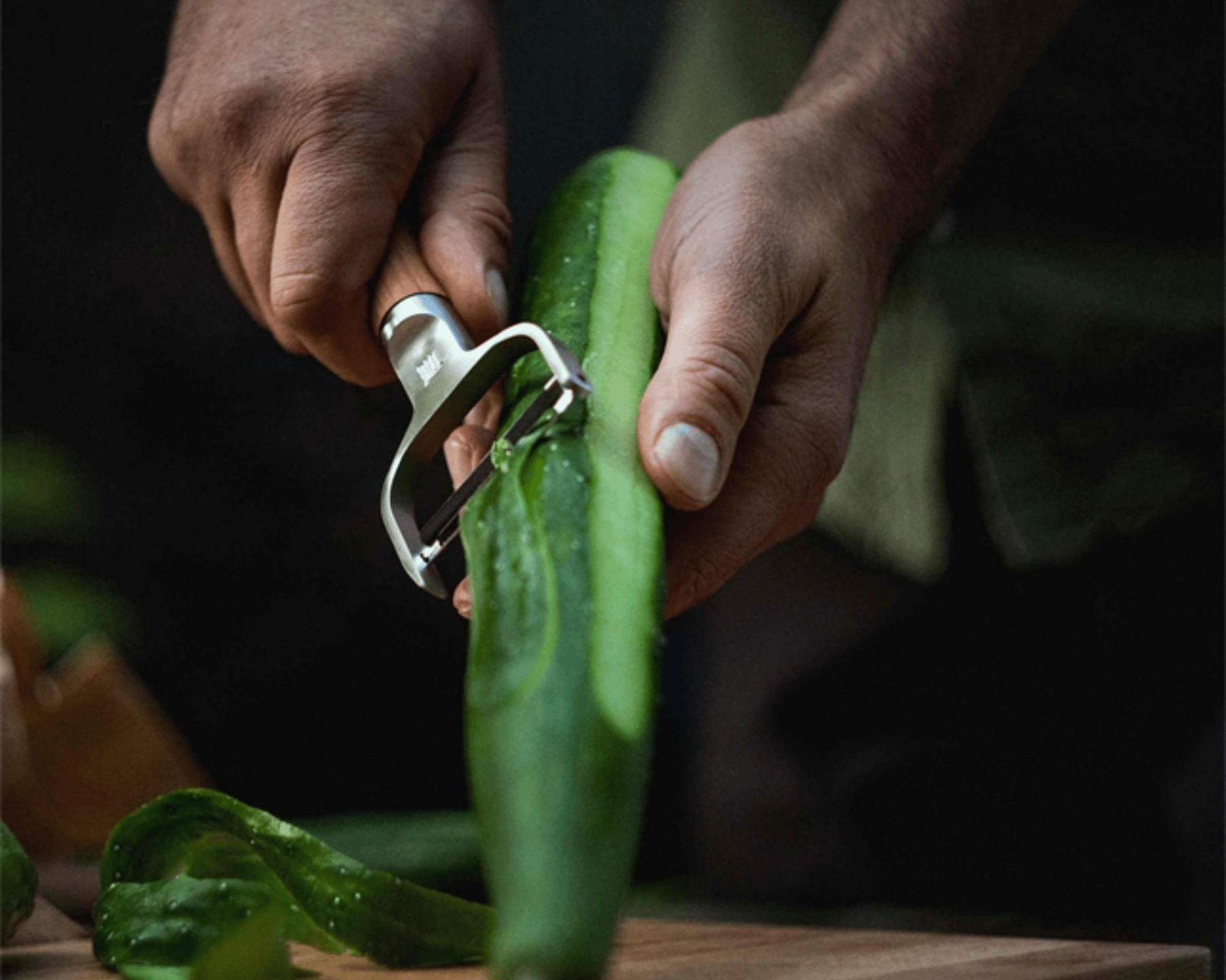 Norden Y - Sparschäler mit schwenkbarer Klinge von Fiskars - kitchen - more.ch